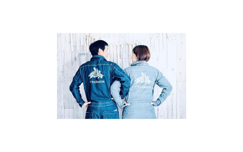 ブルガールロゴ入りのつなぎ